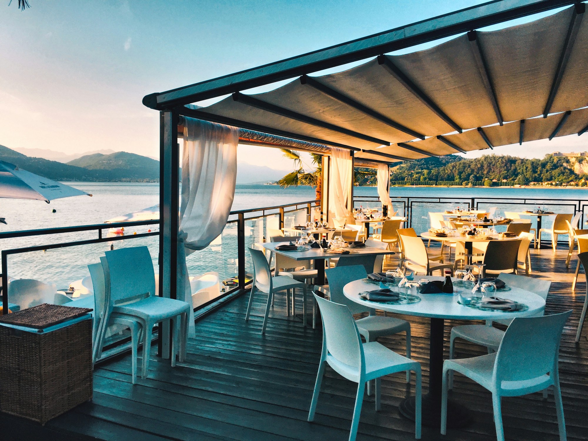 Deniz kenarında çiçekli kafe terası